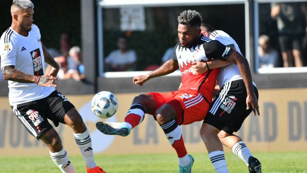 River goleó 3 a 0 Riestra como visitante y sigue firme en la cima