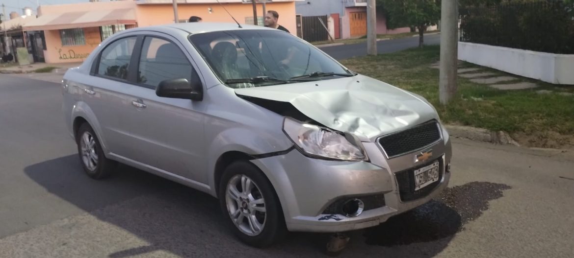 Padre e hijo iban en moto y fueron embestidos por un auto: el nene se fracturó una pierna
