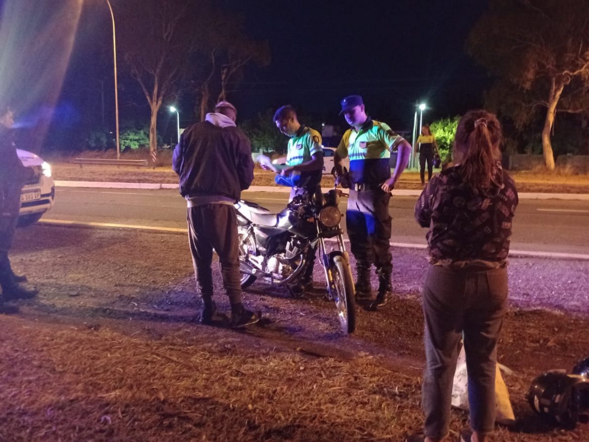 Venían de Uriburu en moto y se chocaron un cantero en el ingreso a Santa Rosa