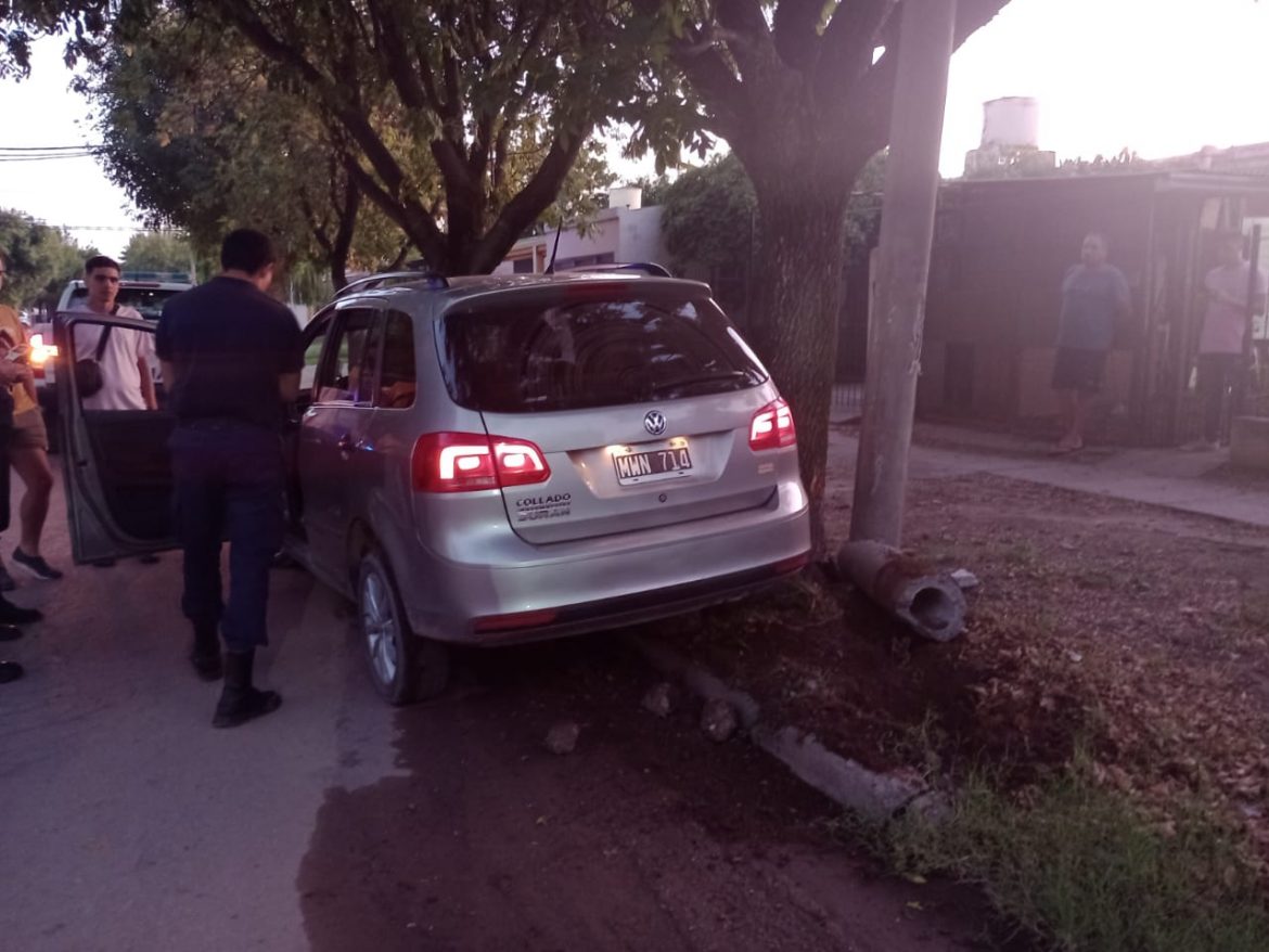 Chocó una columna de alumbrado y se negó a hacer el test de alcoholemia: le secuestraron el auto