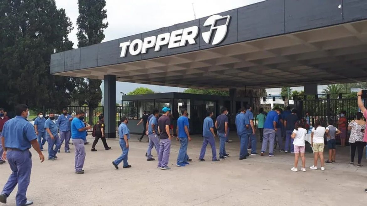 Topper anunció despidos en su planta de Tucumán y se expande la crisis en la industria del calzado