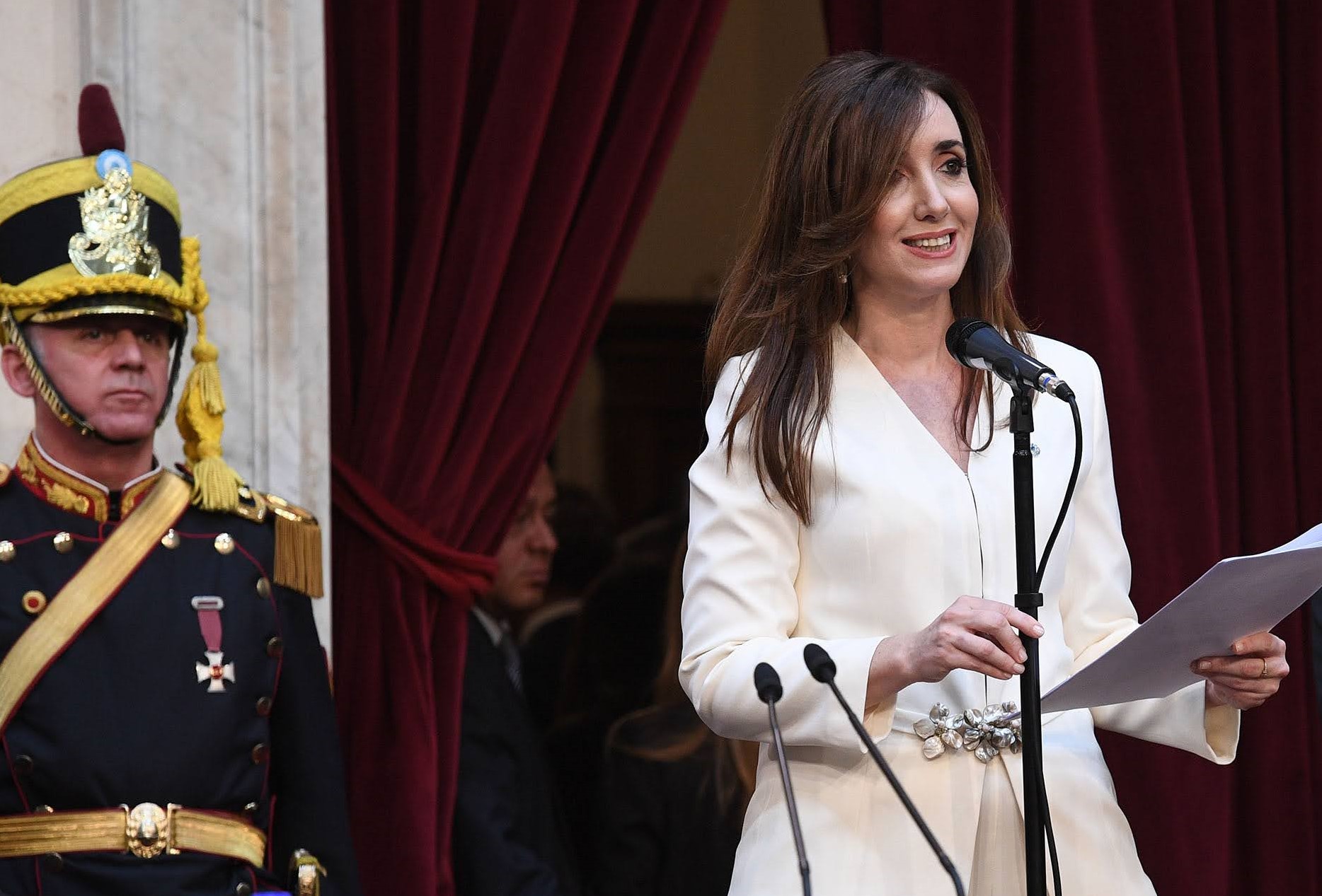 Villarruel sacó un busto de Néstor Kirchner y La Cámpora la acusó de ser la “viuda de Videla”