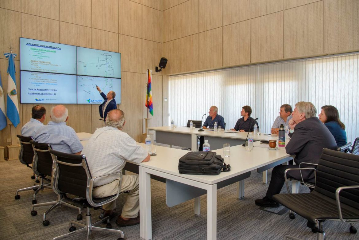 Ziliotto a dirigentes de Carbap: hay 7 proyectos de acueductos ganaderos por 1000 km