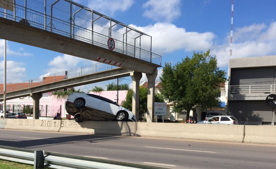 Un auto rozó a un camión y quedó colgado en la circunvalación de Santa Rosa