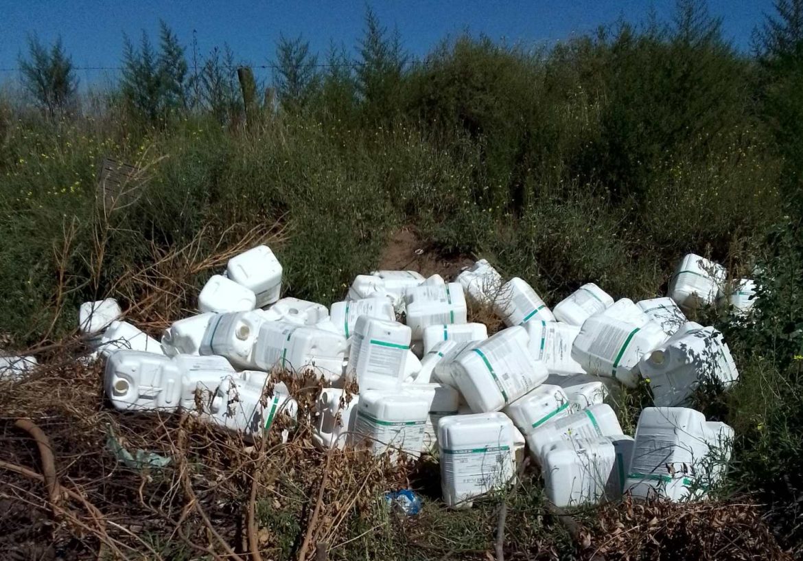 Tiraron medio centenar de envases vacíos de agroquímicos en Santa Rosa