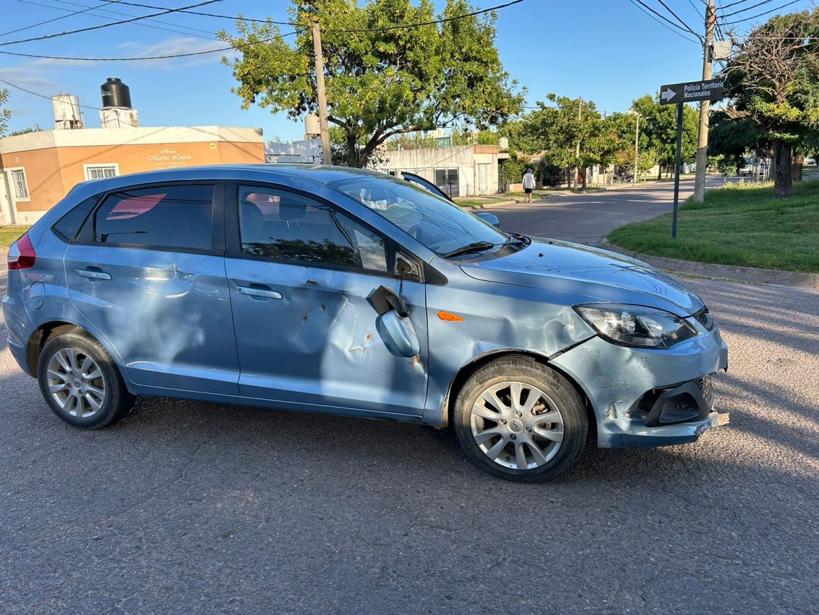 Motociclista herido al chocar con un auto en Santa Rosa