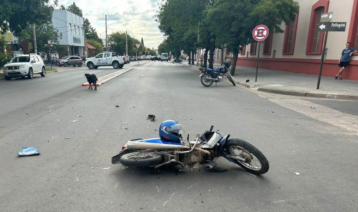 Chocaron dos motos en la avenida Uruguay, de Santa Rosa