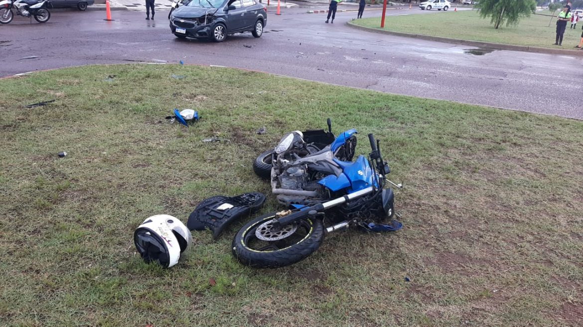 Motociclista fue hospitalizado luego de chocar contra un auto