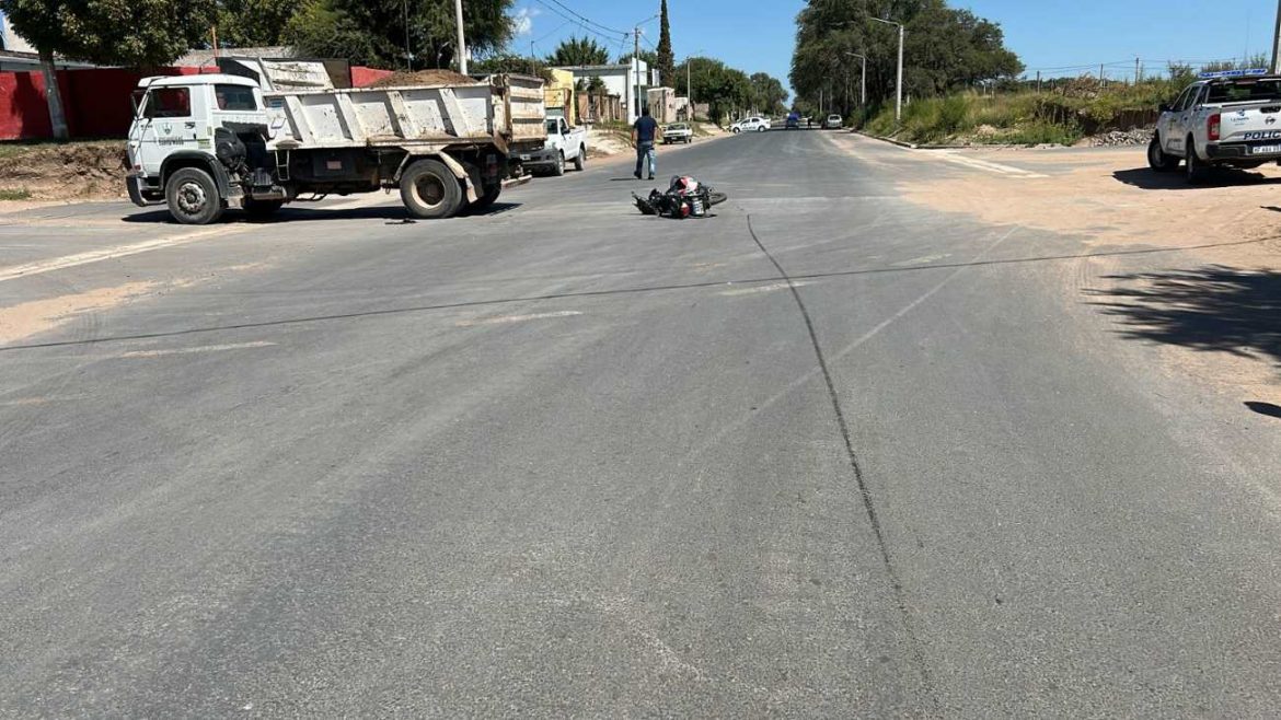 Una mujer, con lesiones al chocar contra un camión