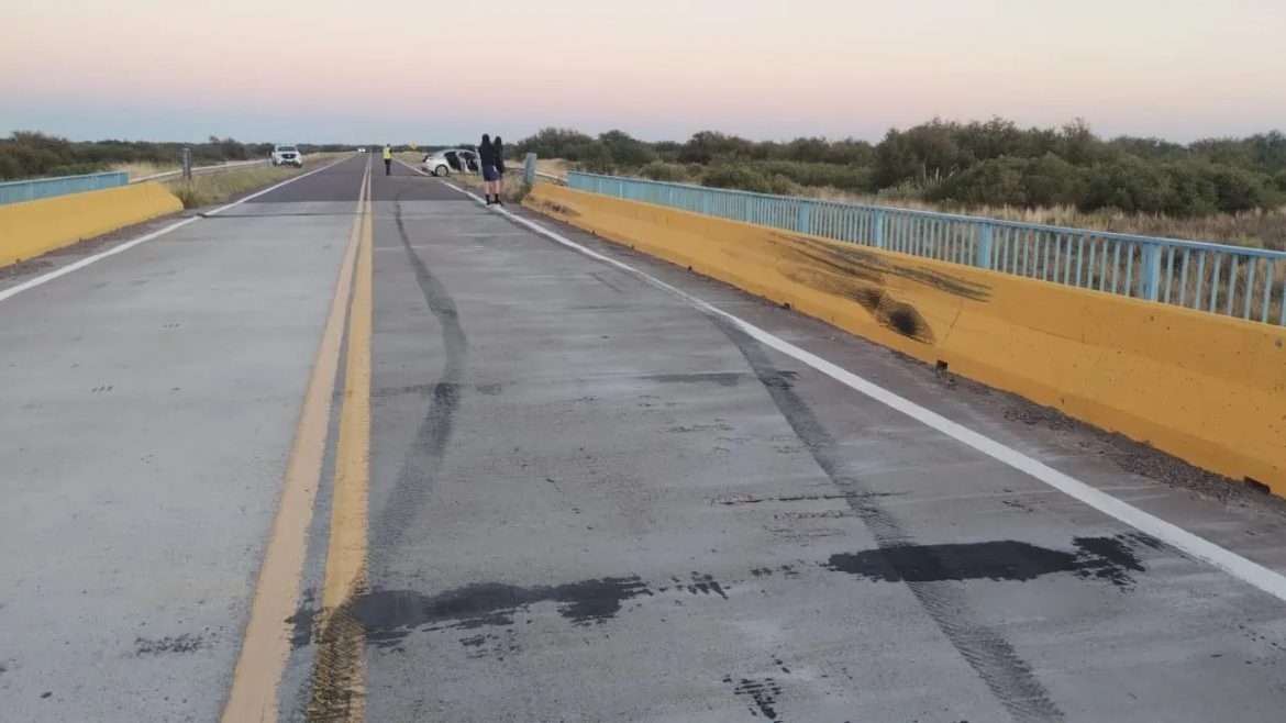 Santa Isabel: se chocaron el puente y casi caen al río Salado
