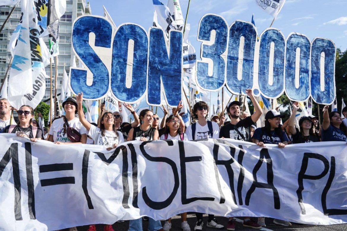 Una multitud copó la Plaza de Mayo en el primer Día de la Memoria de la era Milei