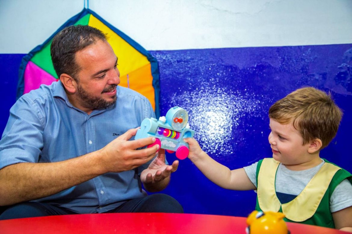 Di Nápoli hizo entrega de $10 millones en útiles y juegos para jardines municipales