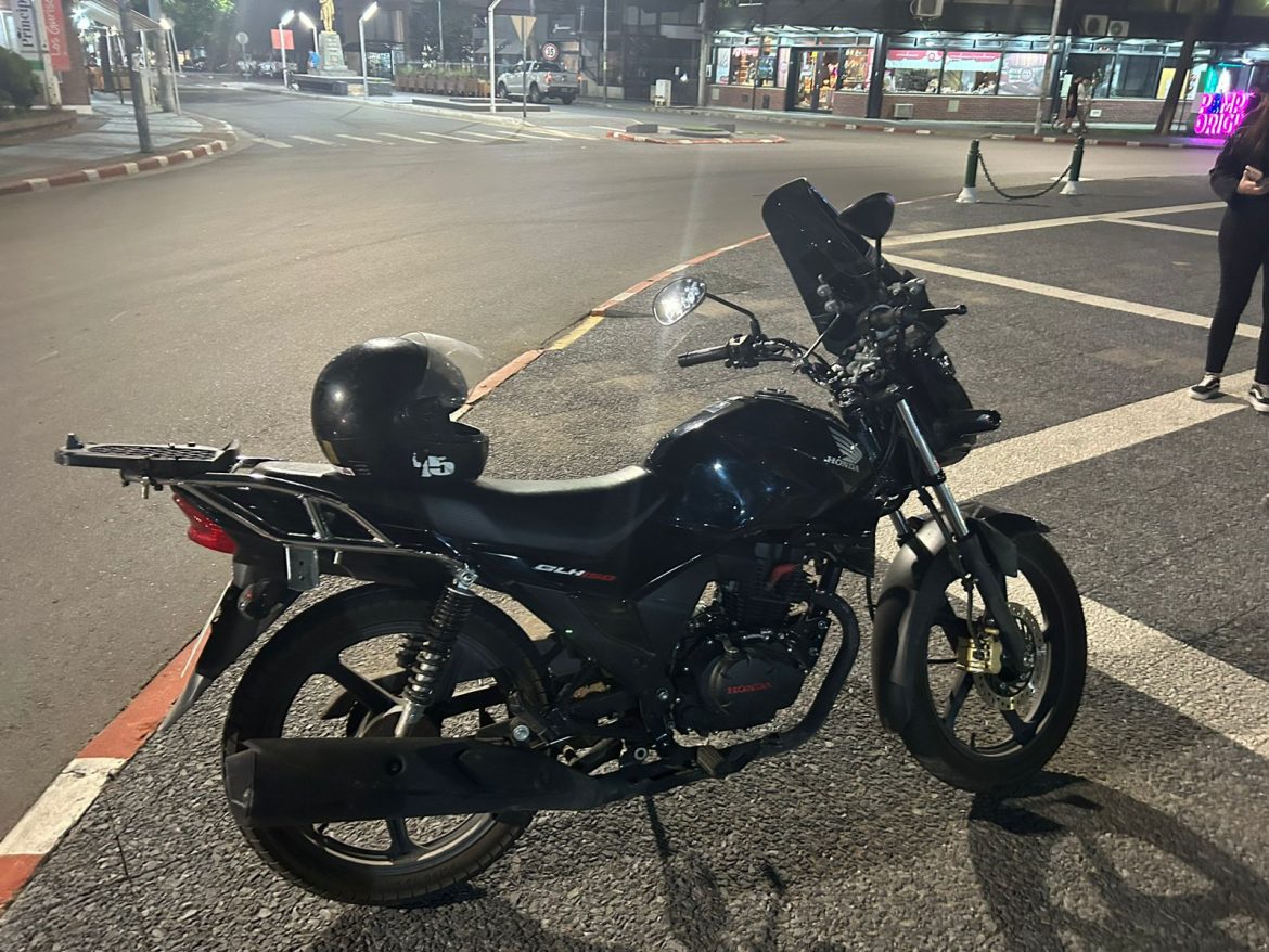 Motociclista herido al chocar con un auto en la rotonda del Centro Cívico