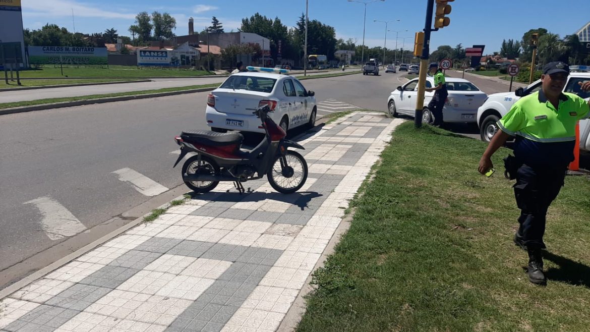 Motociclista con lesiones al chocar contra un auto en Santa Rosa