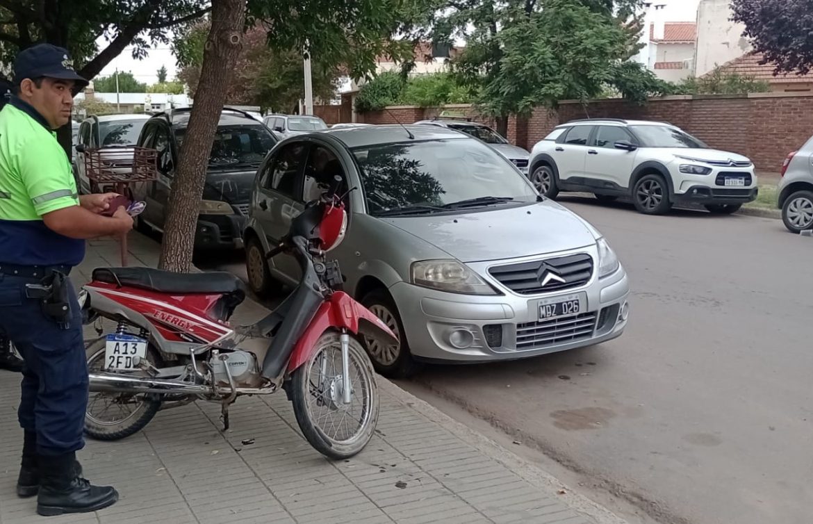 Iba en moto y se chocó el auto que iba adelante: la prueba de alcoholemia le dio positivo
