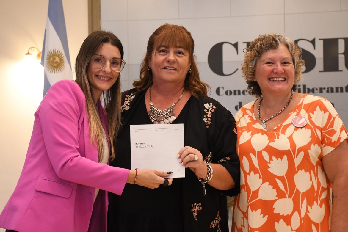 Presentaron el libro y la muestra fotográfica y literaria “Mujeres de mi barrio”