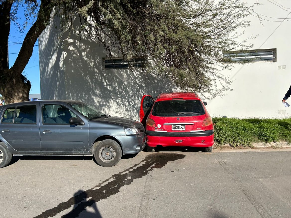 Perdió el control, chocó un auto estacionado y terminó contra la pared de un comercio