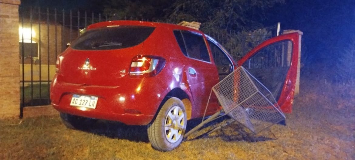 Dos adolescentes escapaban de la Policía y terminaron chocando el auto contra una casa