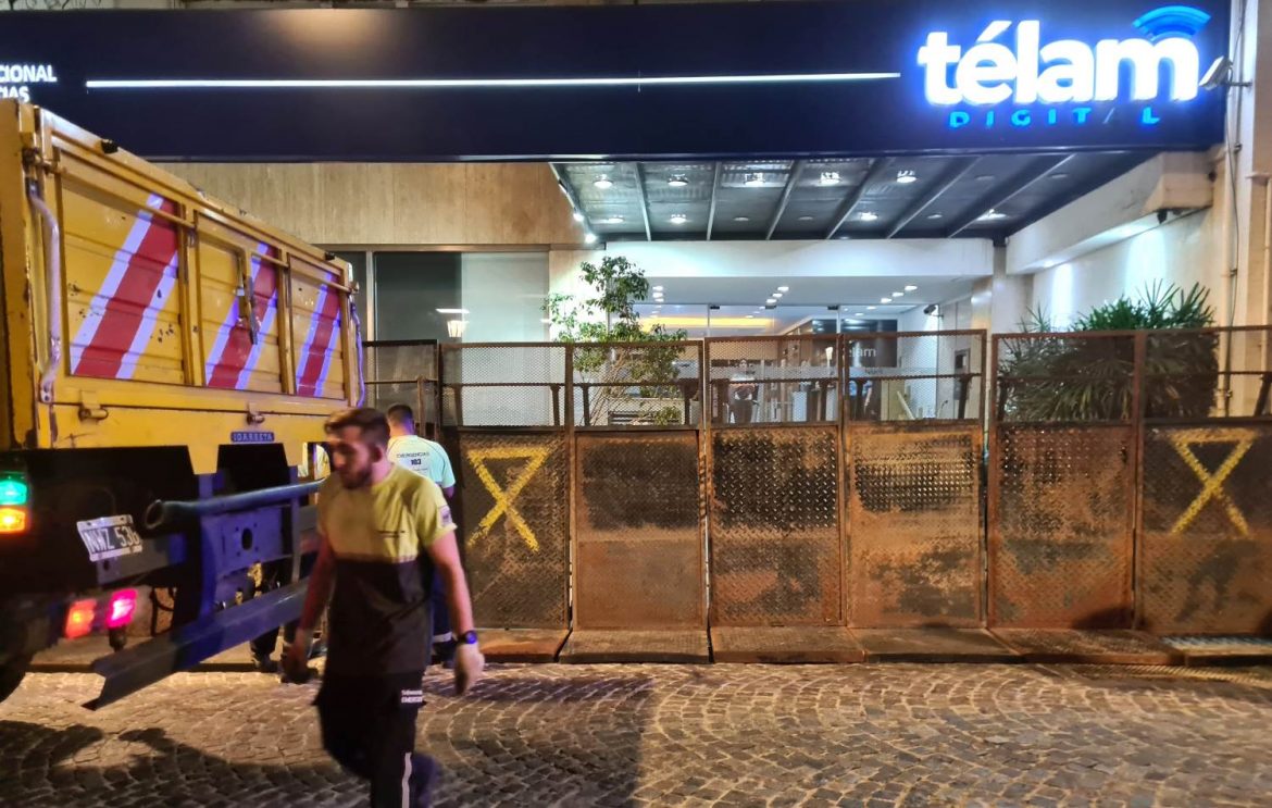Milei cumplió la amenaza: valló el edificio y dio de baja la web de Télam