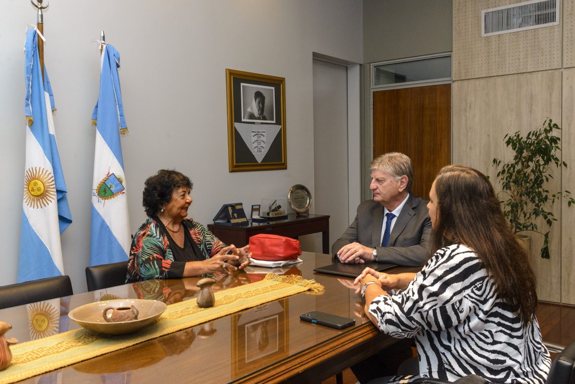 El gobernador Ziliotto se reunió con la socióloga e historiadora Dora Barrancos