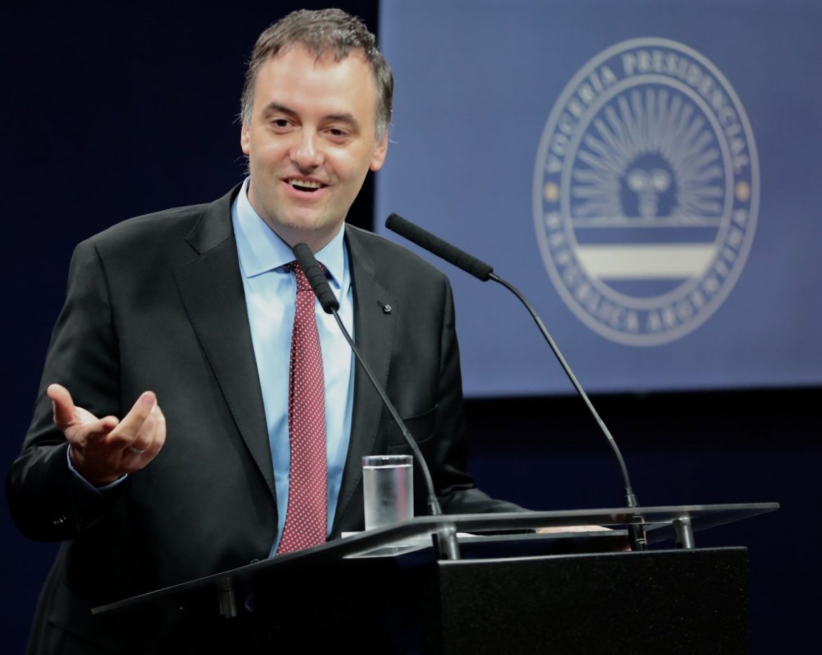 Manuel Adorni publicó un video alterado con inteligencia artificial de una entrevista a Axel Kicillof