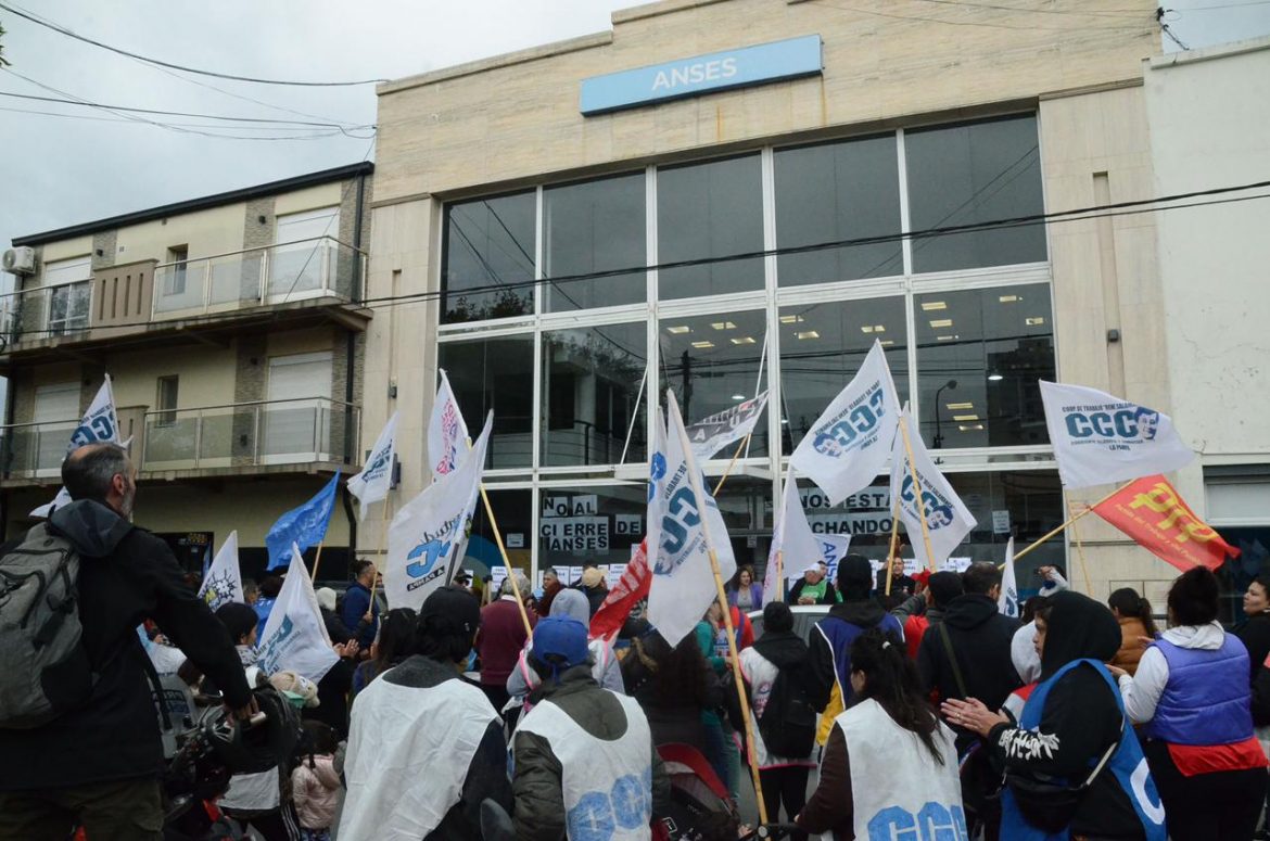 Organizaciones sociales marcharon hasta Anses Santa Rosa contra el ajuste y en rechazo a los despidos