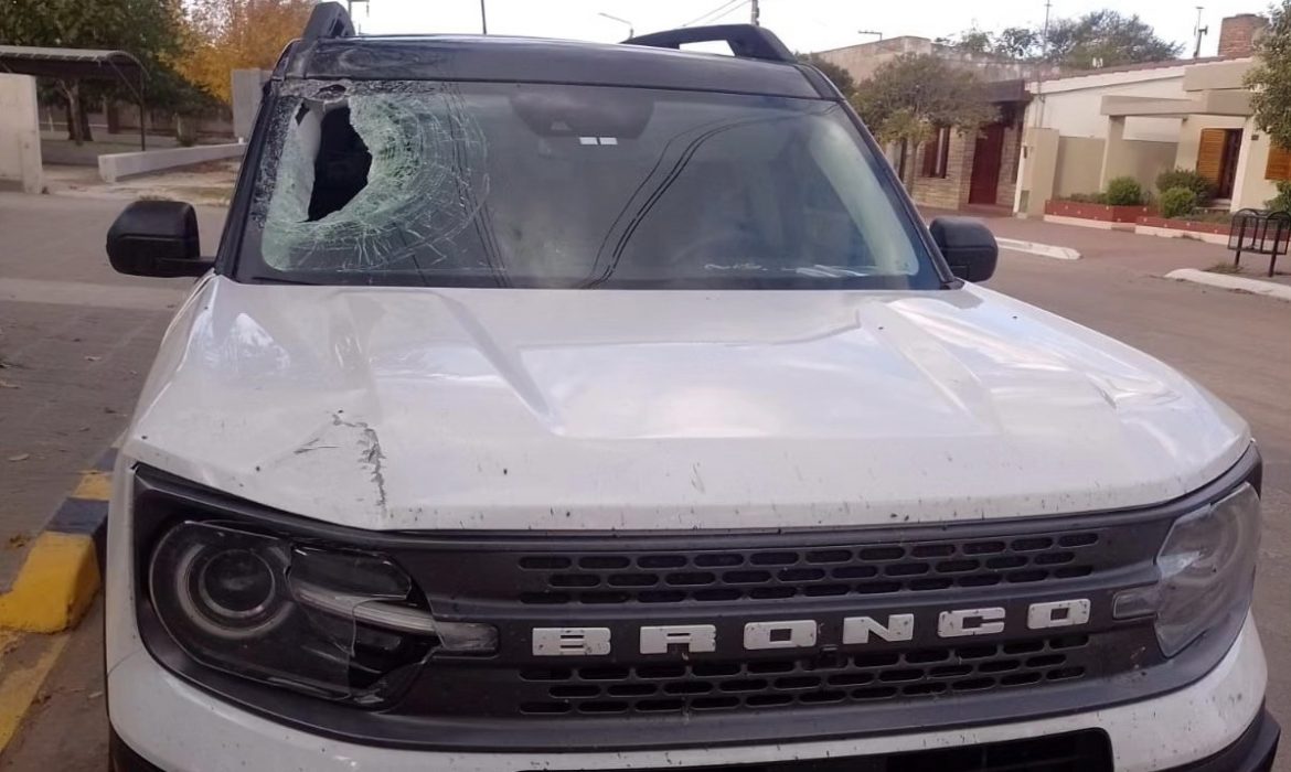 Chocó contra un cartel en la ruta 5, el poste se metió por el parabrisas y fracturó al acompañante