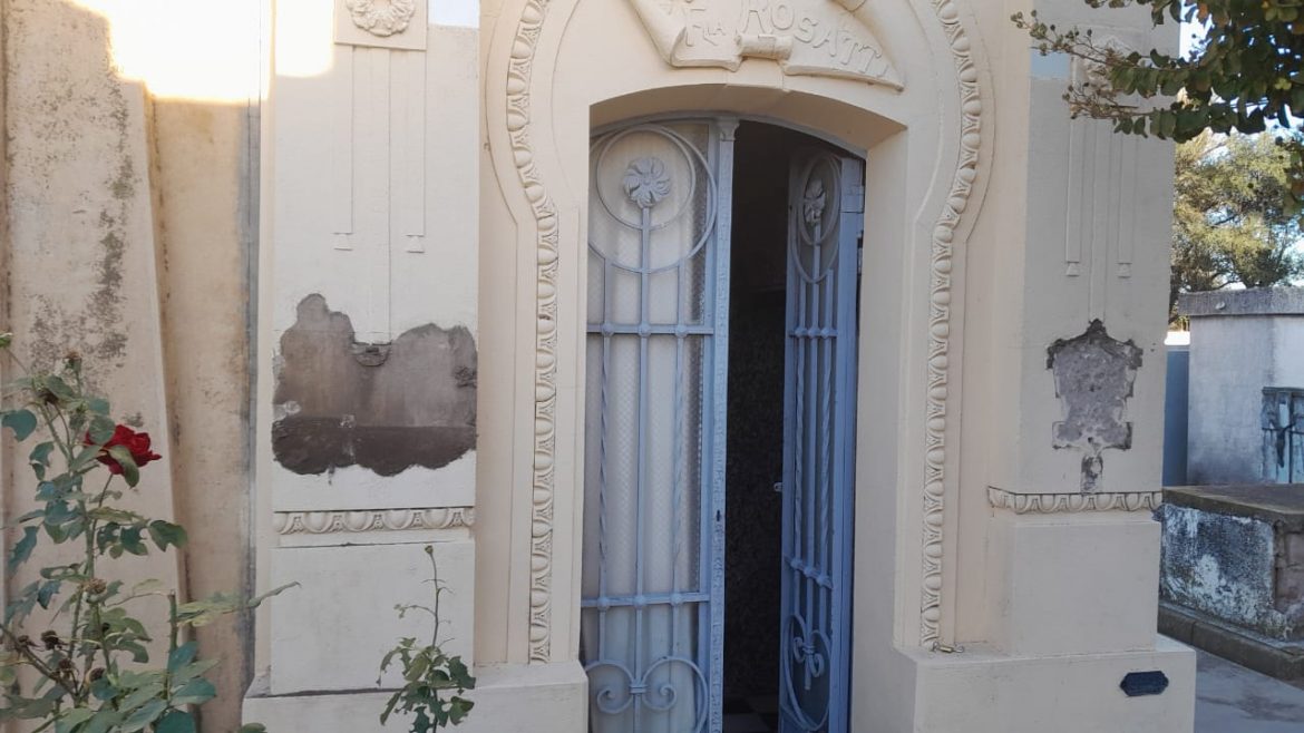 Robaron unas 50 placas de bronce del cementerio de Catriló: bronca e indignación de vecinos