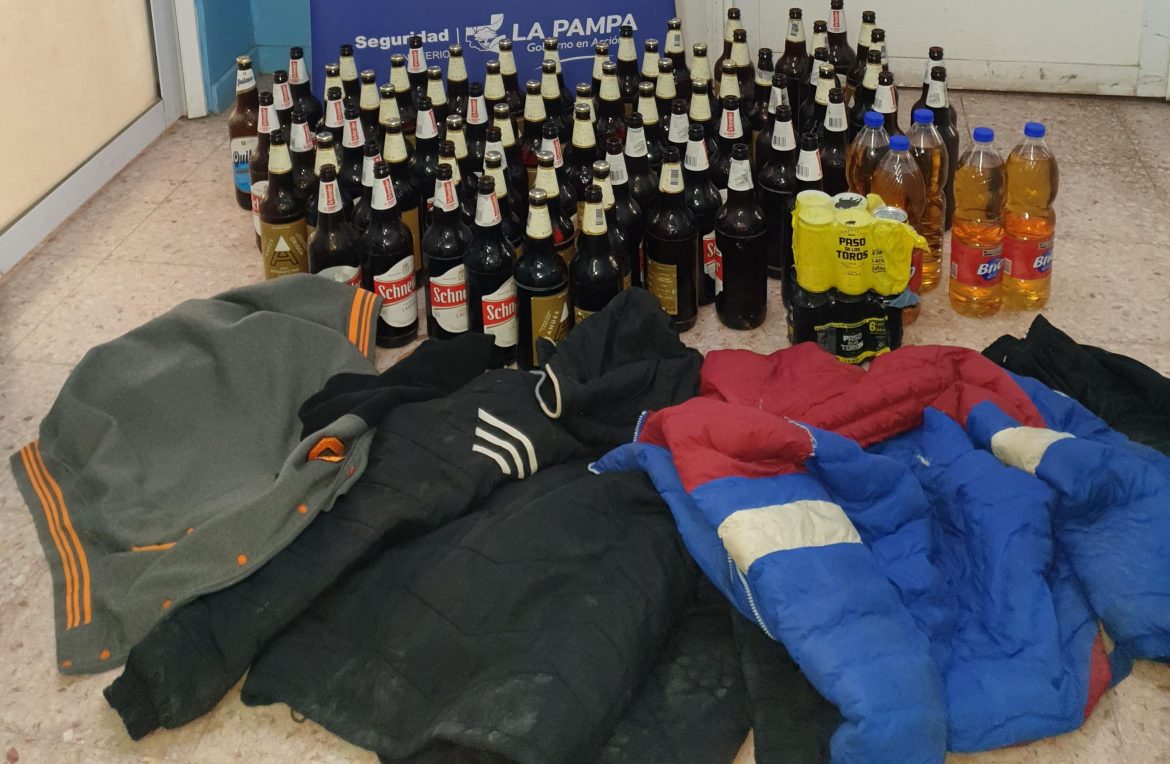 Robaron botellas de cervezas de un patio y los descubrieron por las cámaras de seguridad