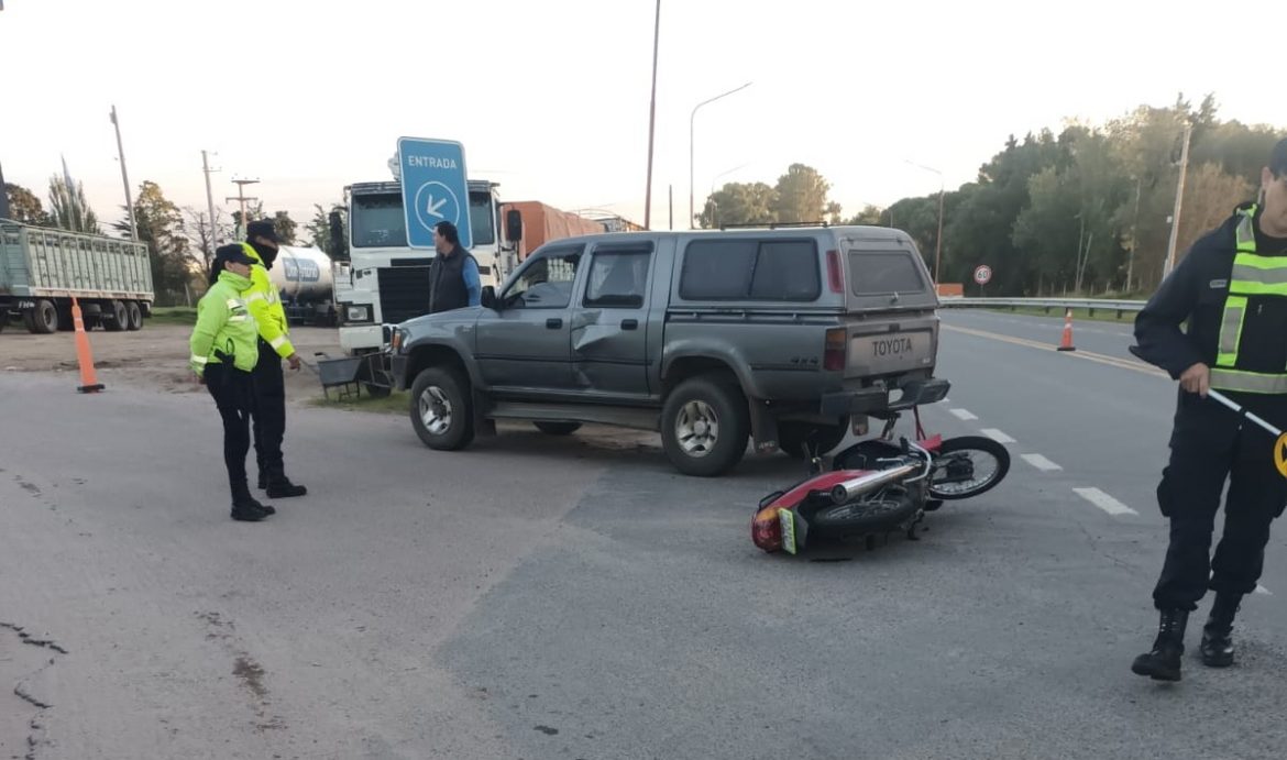 Chocó a una camioneta que ingresaba a una estación de servicio: motociclista fracturada
