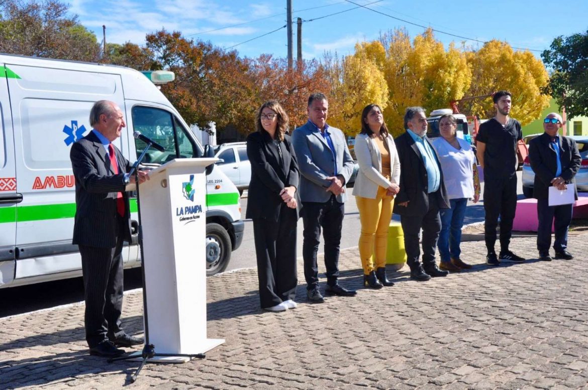 Ponen en funciones a médico en Uriburu y oficializan entrega de ambulancia para La Gloria