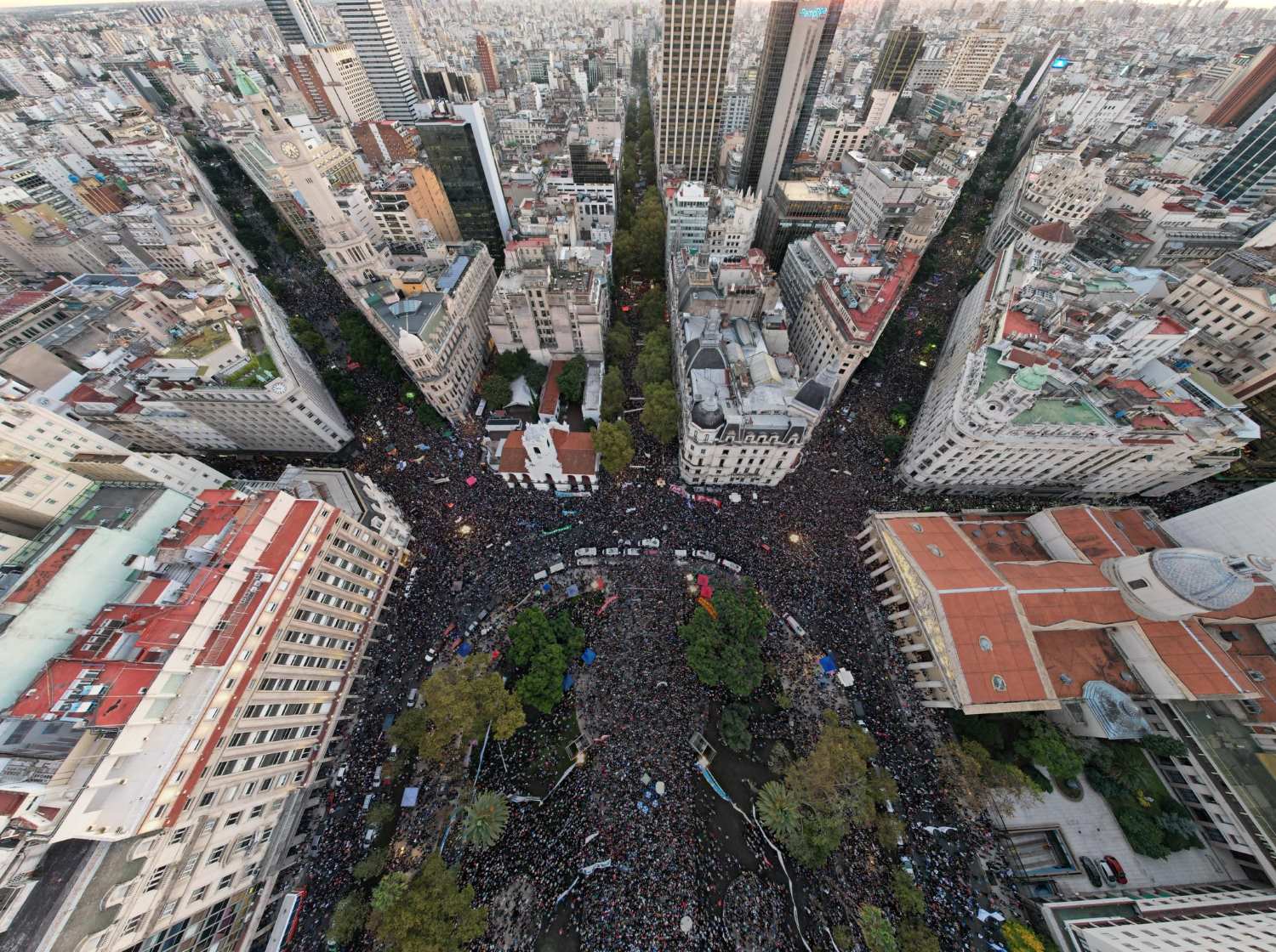 Impactantes marchas en Buenos Aires y las principales ciudades del país en defensa de las universidades