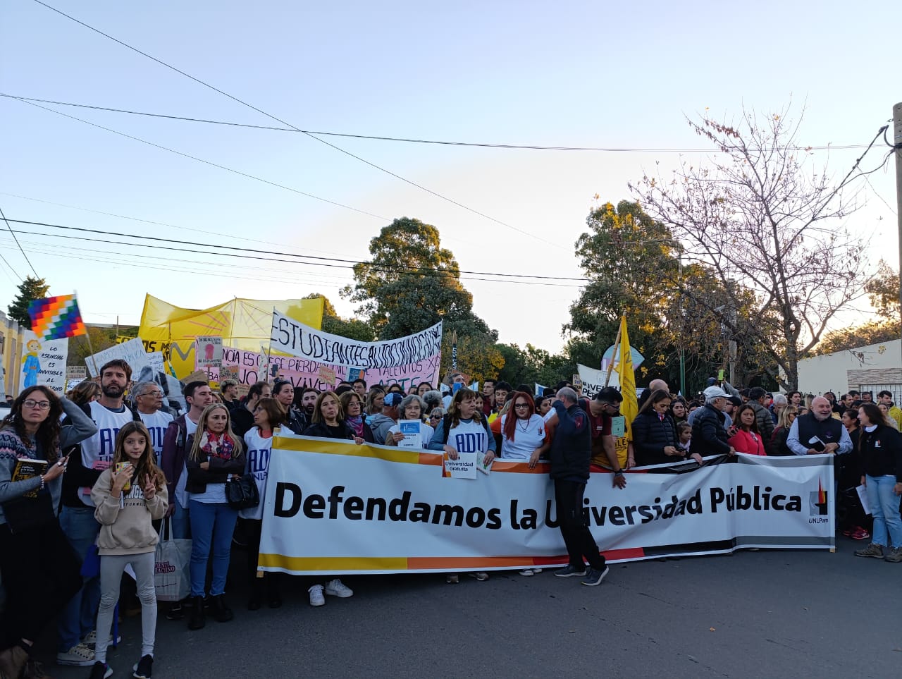 Emocionante defensa de la UNLPam: una multitud en Pico salió por las universidades