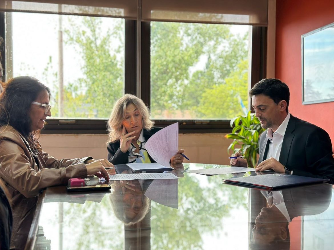 La vicegobernadora firmó convenio con la Fundación Banco de La Pampa para capacitación de empleados y empleadas