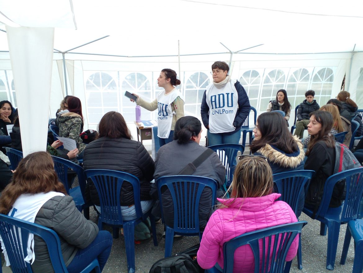 Clases públicas en Pico y Santa Rosa: “Están desfinanciando a las universidades para cerrarlas”