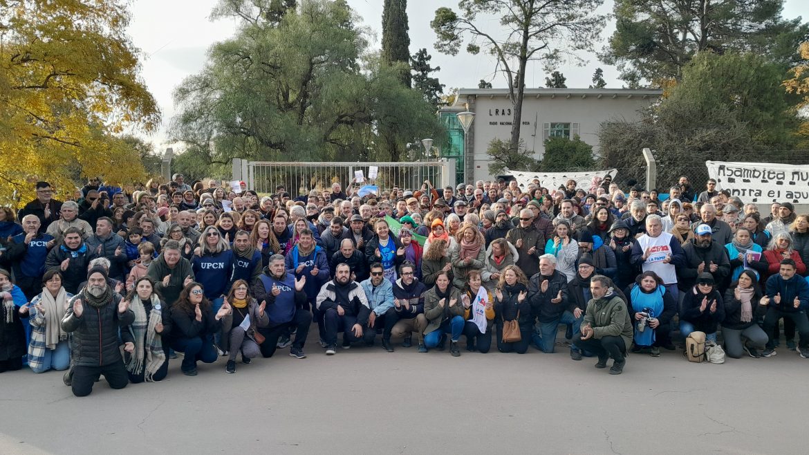 Abrazo simbólico en la histórica Radio Nacional Santa Rosa: fuerte rechazo a la privatización