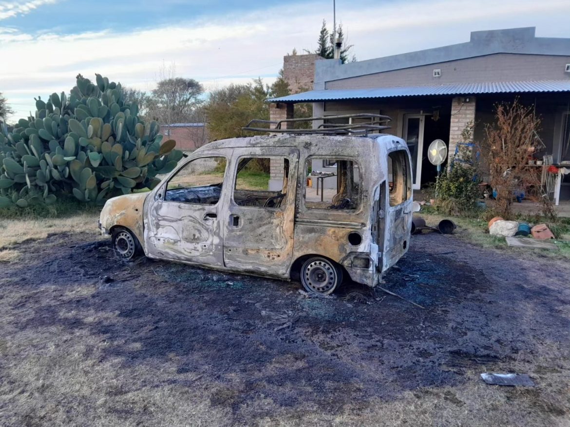 Anguil: golpeó a su pareja y luego quemó la casa y dos autos