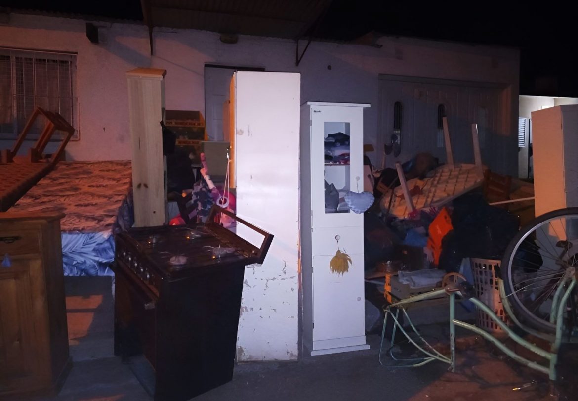Fue a la iglesia y la adjudicataria de la casa que alquilaba le sacó los muebles a la calle