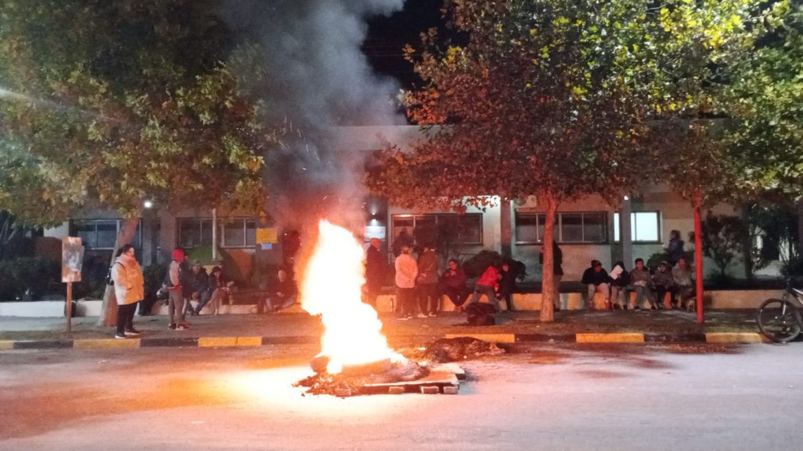 Acampan 8 familias que quedaron fuera de las adjudicaciones de casas en Parera