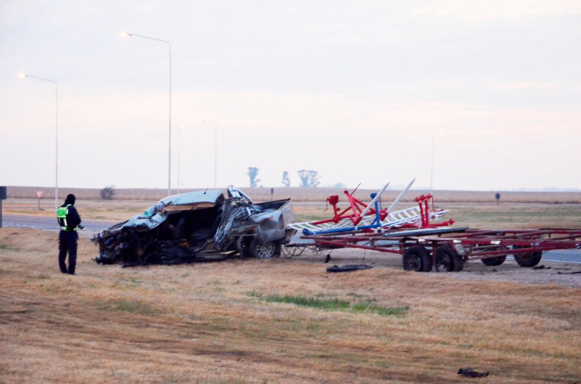 Chocaron un camión y una camioneta en el cruce de las rutas 1 y 14: un muerto de la comunidad menonita