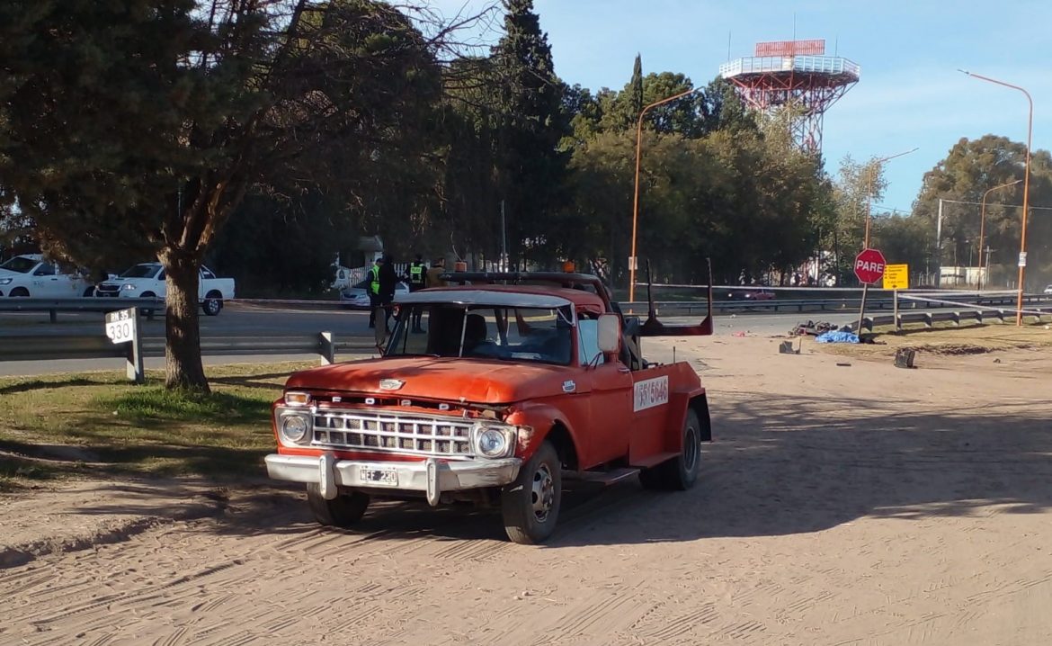 Choque entre una grúa y una moto: un fallecido en Santa Rosa