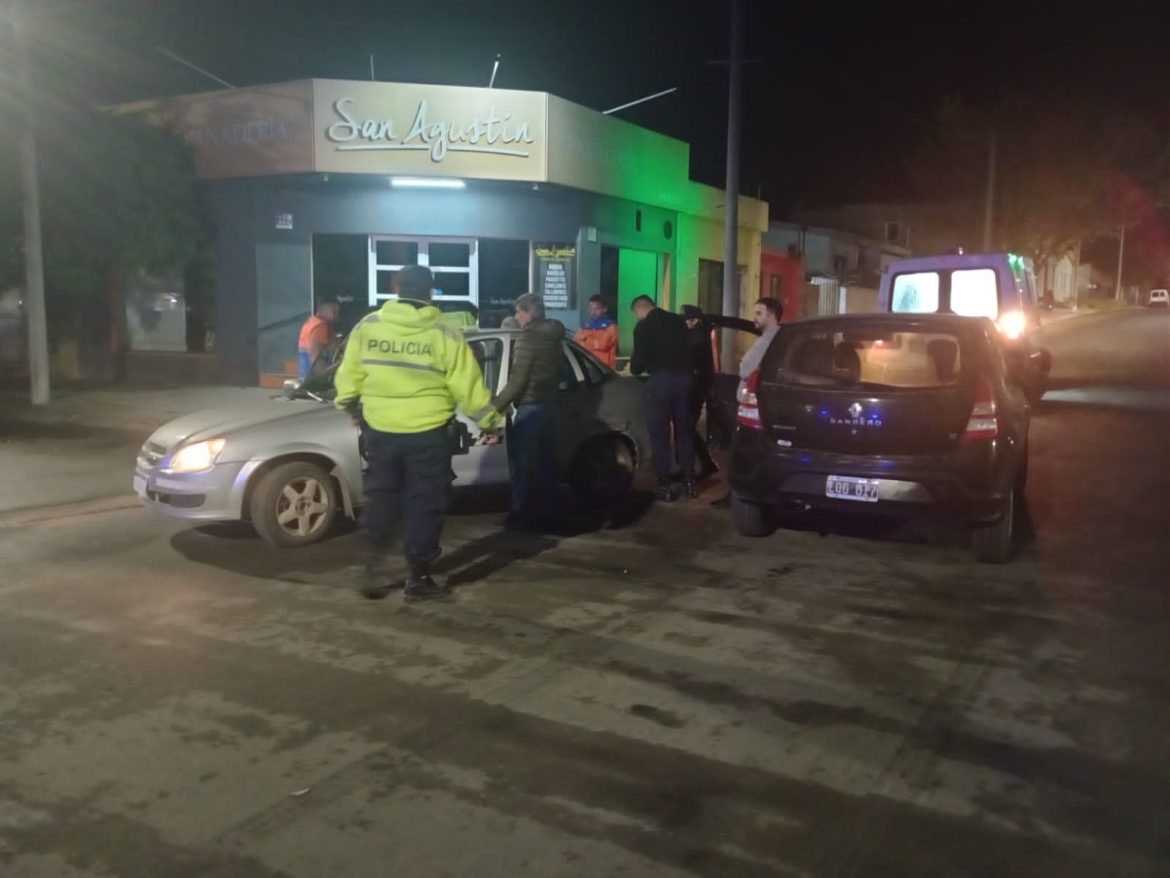 Un taxi con tres pasajeras chocó con un auto en Santa Rosa