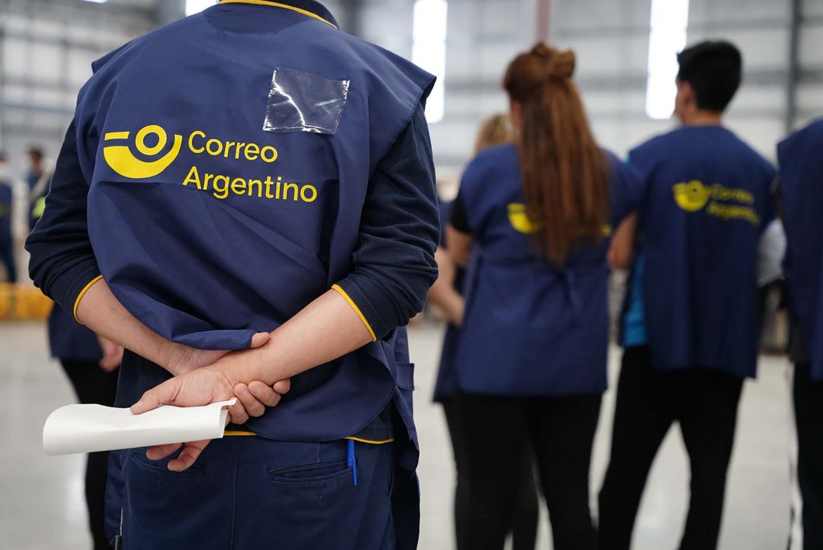 Milei echó a 4.860 trabajadores del Correo Argentino