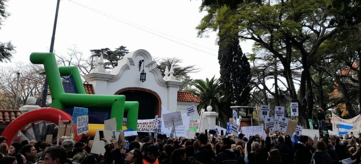 Protesta del Foro Permanente de Discapacidad frente a la Quinta de Olivos