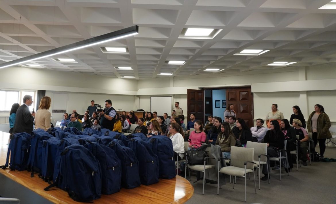 Entregaron 50 mochilas con estetoscopios y otros elementos para estudiantes de Enfermería
