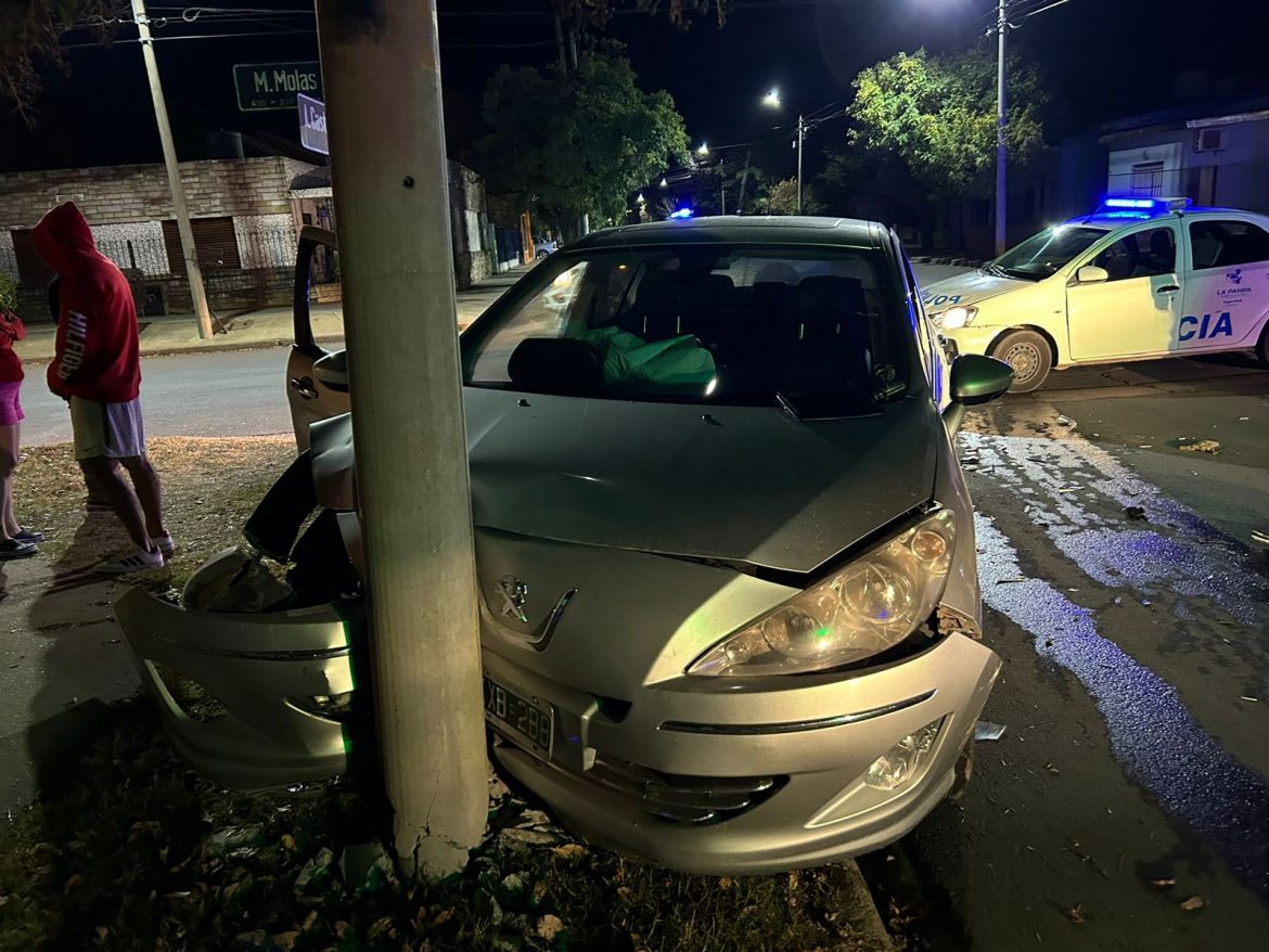Chocaron en una esquina y uno de los autos terminó contra una columna de alumbrado