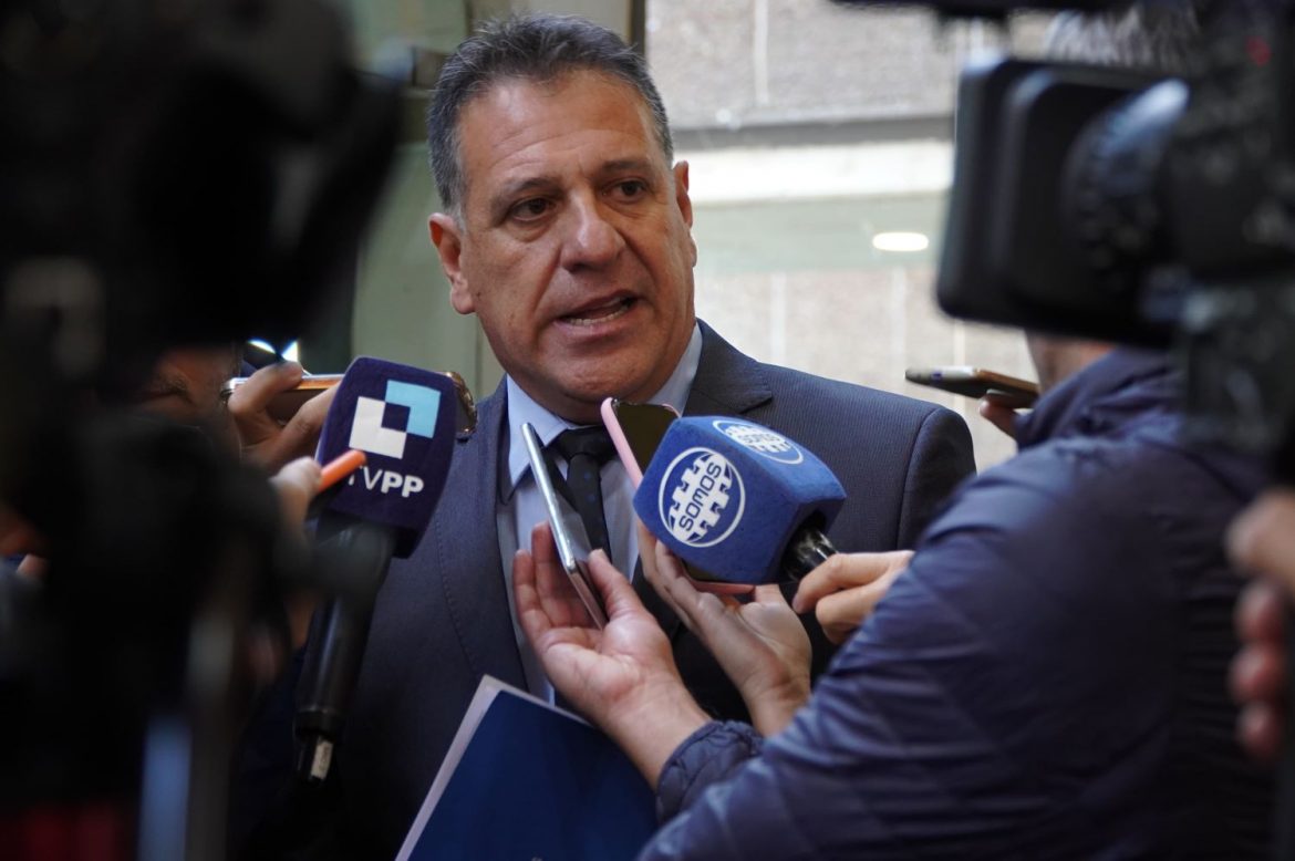 Pascual Fernández dice que se “evalúa” ayudar a intendencias para pagar el bono, pero depende de la recaudación