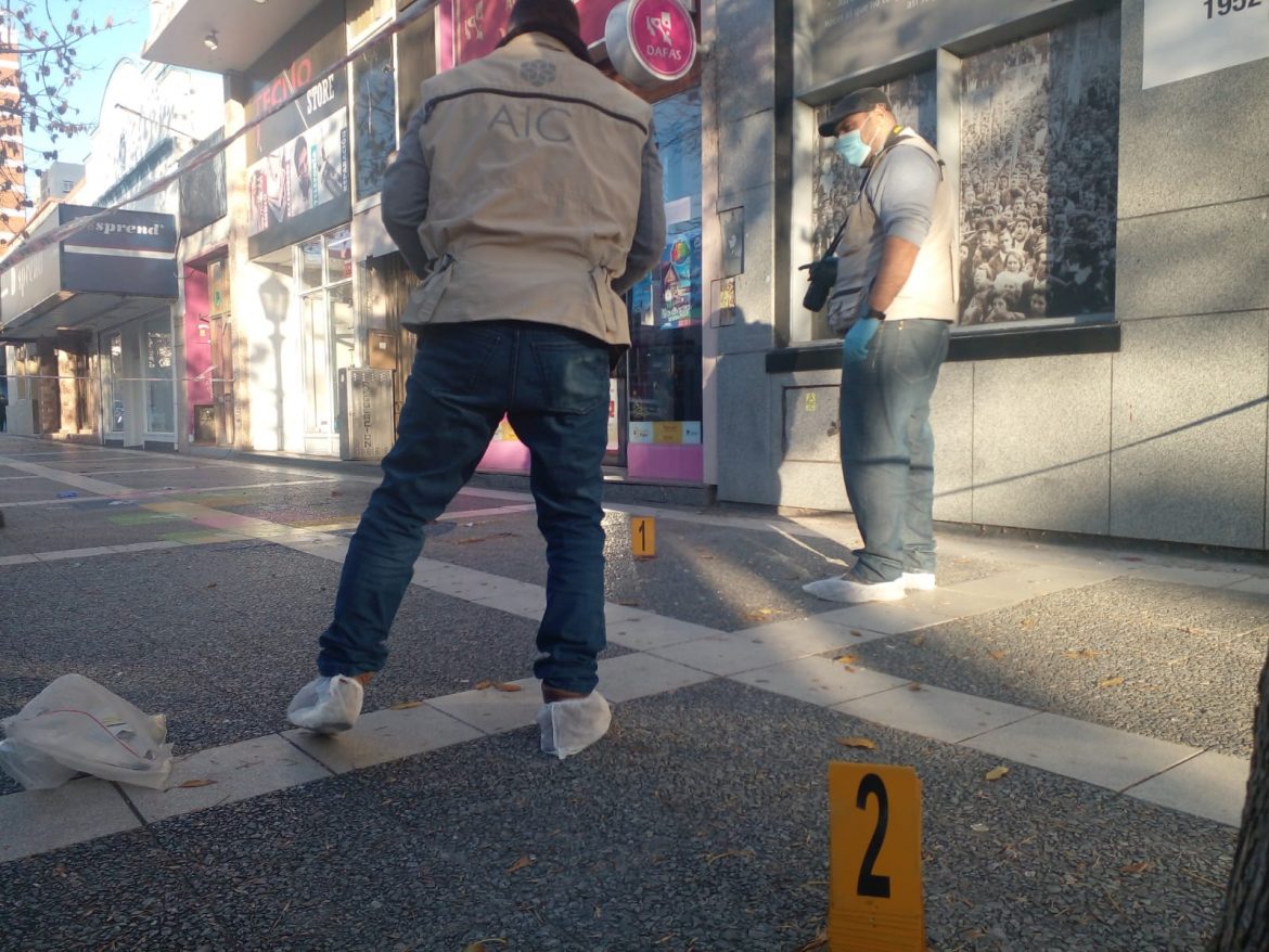 Un joven cayó de un edificio en Santa Rosa: hay dos demorados