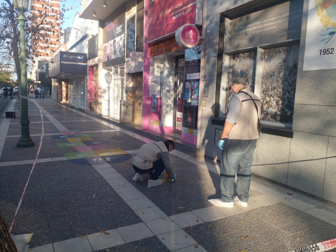 Joven caído de un edificio sigue grave y liberan a los demorados