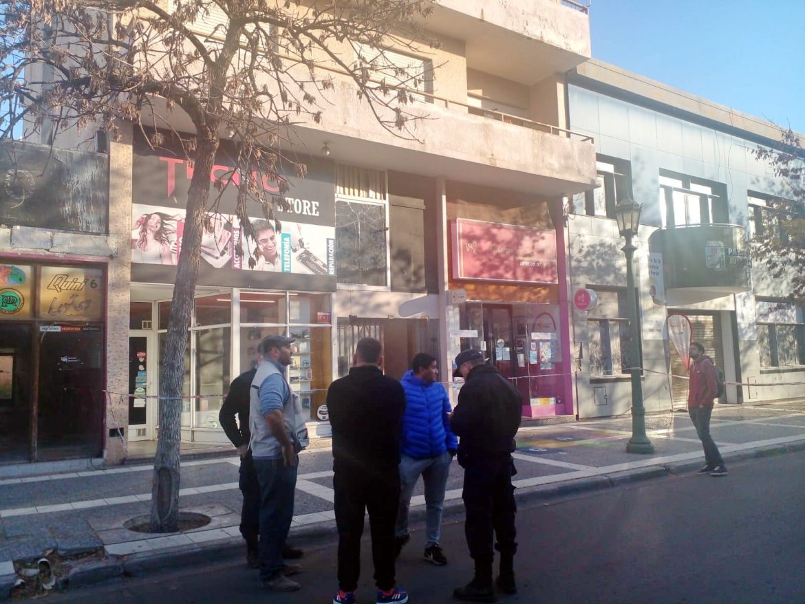 Continúa en grave estado el joven que cayó de un balcón en el centro de Santa Rosa